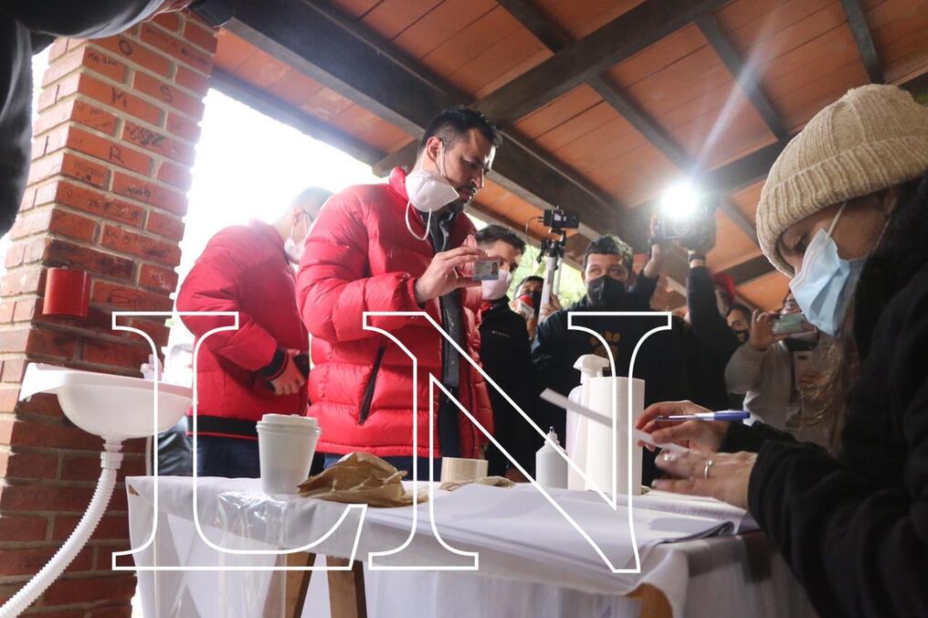 Tras su arribo al colegio electoral fue abordado por los medios de prensa y aseguró que existe una participación de aproximadamente 45%, lo que se estima en unos 90 mil votantes. Foto: Archivo.