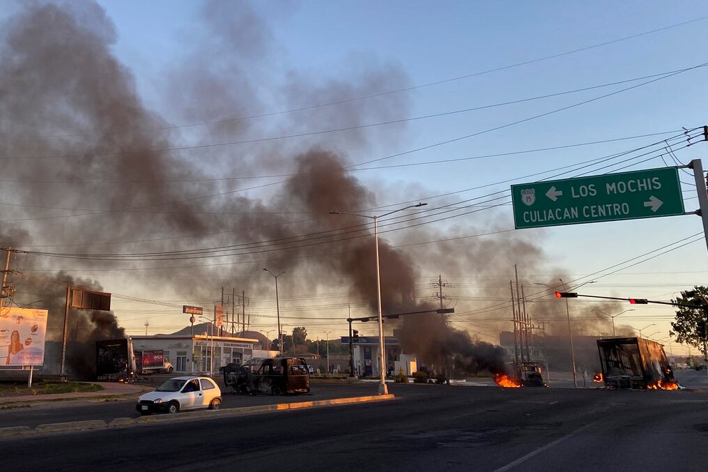 Se ven vehículos en llamas cruzados en la calle durante una operación para arrestar al hijo de Joaquín “El Chapo” Guzmán, Ovidio Guzmán, en Culiacán, estado de Sinaloa. Foto: AFP.