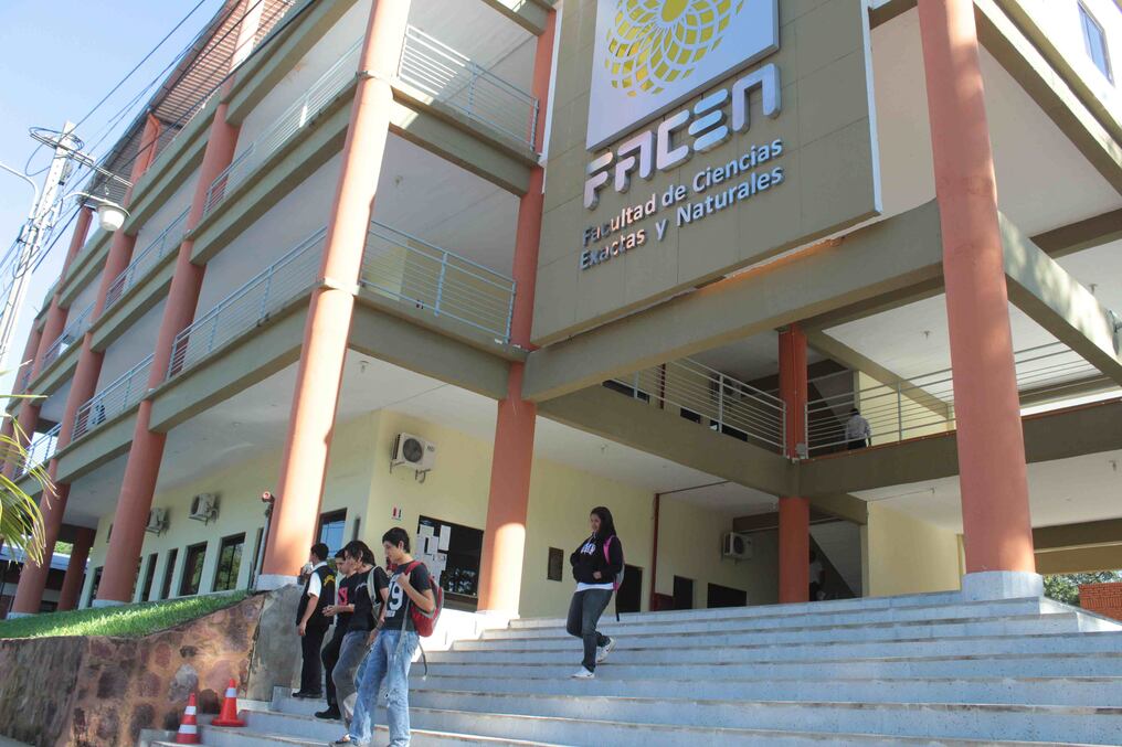Un grupo de postulantes de Facen-UNA ingresaron sin haber rendido examen de admisión por lograr calificaciones óptimas durante el curso preparatorio. Foto: Archivo.