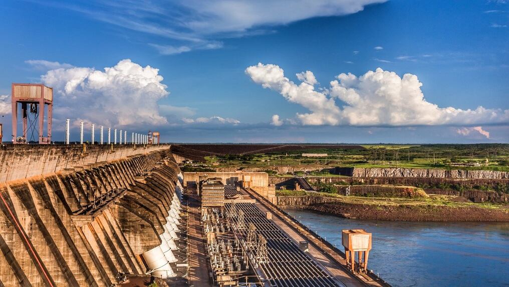 Según experto, se podría disponer de US$ 600 millones en 2022 y US$ 1.400 millones en 2023, sumando unos US$ 2.000 millones, en caso de mantener los costos del servicio de Itaipú. Foto: Gentileza.