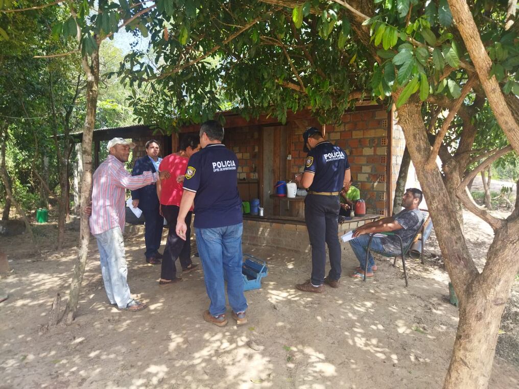 Allanamiento encabezado por el fiscal José Silguero a una arenera ante denuncias de daño al medio ambiente. Fue el viernes en la colonia Leopoldo Perrier de San Cristóbal. Foto: Gentileza.