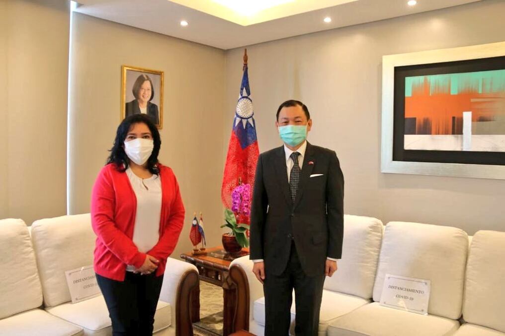 La ministra de Turismo, Sofía Montiel de Afara, se reunió hoy con el embajador de la República de China (Taiwán), José Chih-Cheng Han, con el fin de dialogar sobre la continuidad de la cooperación en el área de turismo entre ambas naciones. Foto: Gentileza.