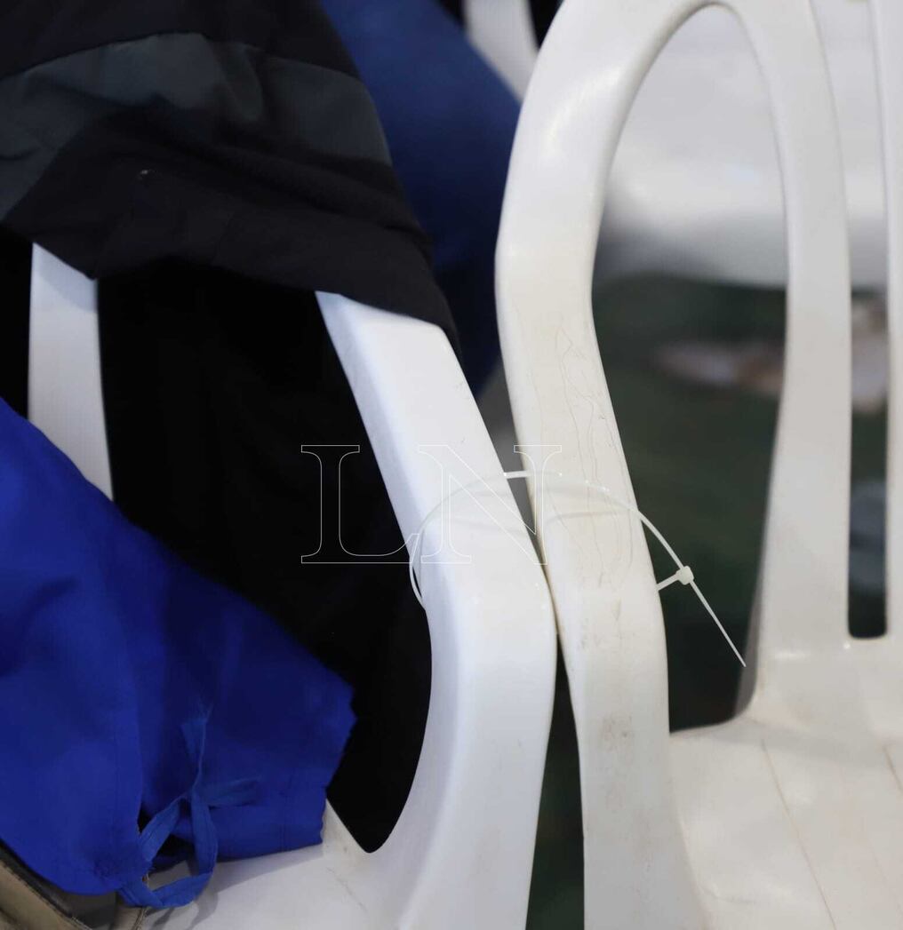 Las sillas de plástico fueron aseguradas con un cintillo para recibir a los convencionales liberales en el polideportivo municipal de Caacupé. Foto: Roberto Zarza.