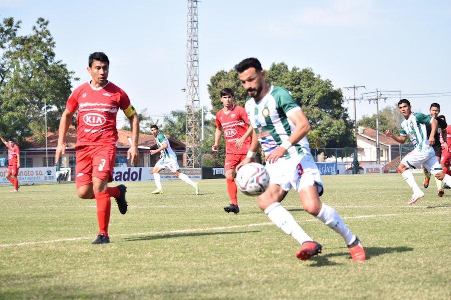 Gustavo Noguera, de Rubio Ñu, domina el balón ante Fernando de la Mora.FOTO:@INTERMEDIA APF