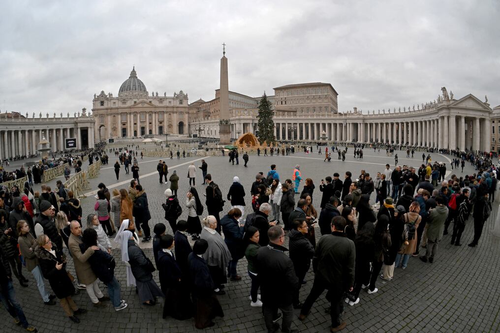 La larga fila llegaba hasta la inmensa Plaza de San Pedro y rodeaba las célebres columnas de Bernini, vigiladas por un importante dispositivo de seguridad y también por cientos de periodistas de todo el mundo llegados para cubrir el entierro del papa. Foto: AFP.