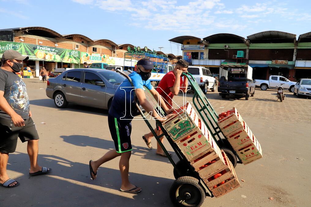 Empresarios permisionarios del Mercado Central de Abasto rechazaron la advertencia del intendente asunceno Óscar "Nenecho" Rodríguez de cerrar los mercados municipales ante el incremento desmedido de los casos de COVID-19. Foto: Mauro Piris.