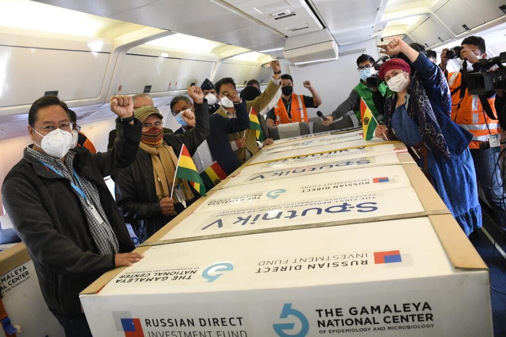 Mientras a Paraguay llegaron 40 mil dosis, este viernes pasado; el país vecino celebró hoy el arribo de un importante lote de Sputnik V, desde Rusia. Foto: Luis Arce.