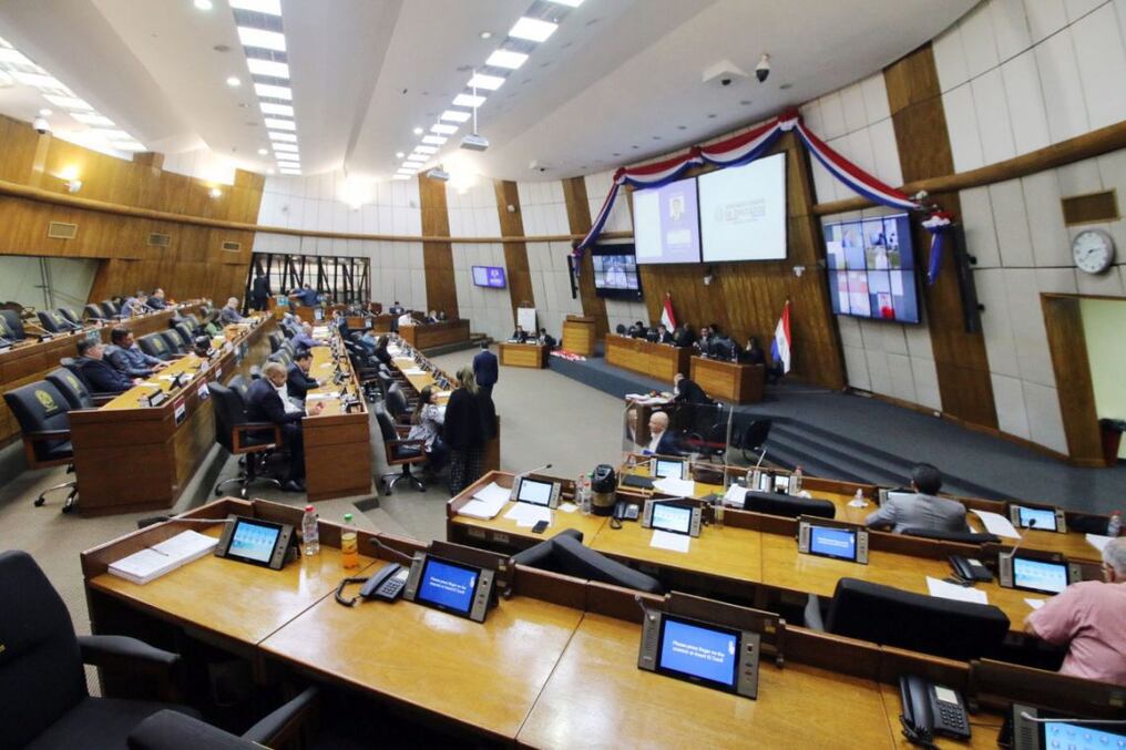 La bancada de Honor Colorado sentó postura pública antes del inicio de la sesión, expresando que ya no acompañará los pedidos de préstamos con tufo electoral remitidos por el presidente Mario Abdo Benítez. Foto: Gentileza.