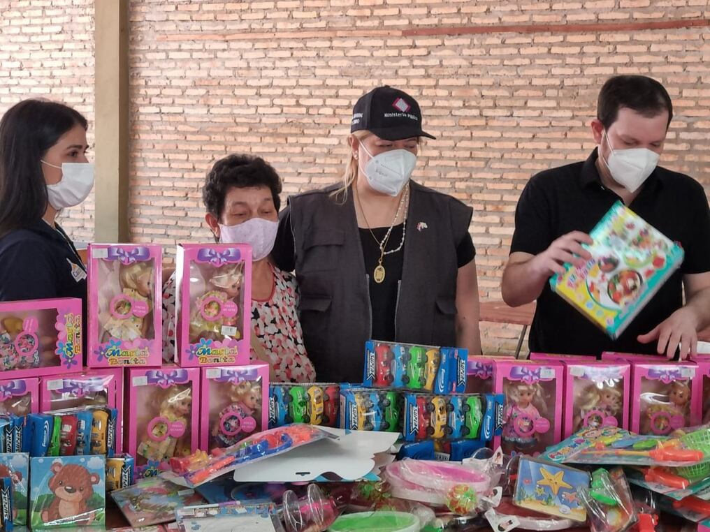 Sandra Quiñonez acompañó la entrega de la donación de juguetes al Hogar infantil Santa Teresita, que alberga a varios niños y niñas, hijos de los trabajadores Caacupé. Foto: Gentileza
