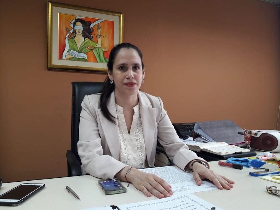 La jueza penal de Garantías Alicia Pedrozo elevó a juicio oral y público el proceso penal de la exdirectora jurídica de la Ande Mónica Rodríguez por un perjuicio de G. 9.451.000.000. Foto: Gentileza.