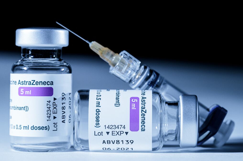 Alrededor de 10 millones de dosis de la vacuna AstraZeneca fueron encargadas por Israel, que ya anunció que no las utilizará y planea entregarlas a otros países. Foto: AFP.