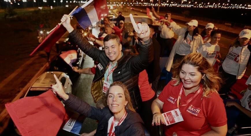 Desde la Costanera de Asunción, un gran número de personas partieron en caravana para su apoyo a Santiago Peña en la recta final de su candidatura. Foto: Gentileza.