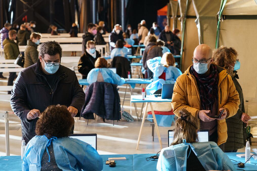 La última variante del COVID es más contagiosa, pero parece menos peligrosa, lo que sugiere un escenario optimista. Foto: AFP.