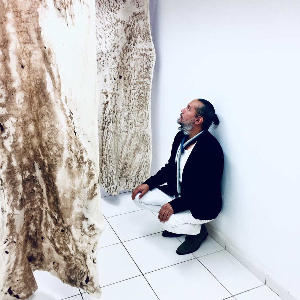 Las instalaciones del artista visual Marcos Benítez sobre troncos pueden verse hasta el 7 de agosto en la galería ubicada en Asunción. Foto: Gentileza.