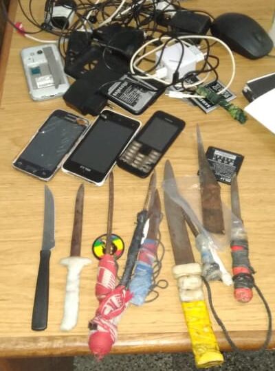 Armas blancas, celulares y cargadores de celulares fueron incautados durante la requisa. Foto: Gentileza.