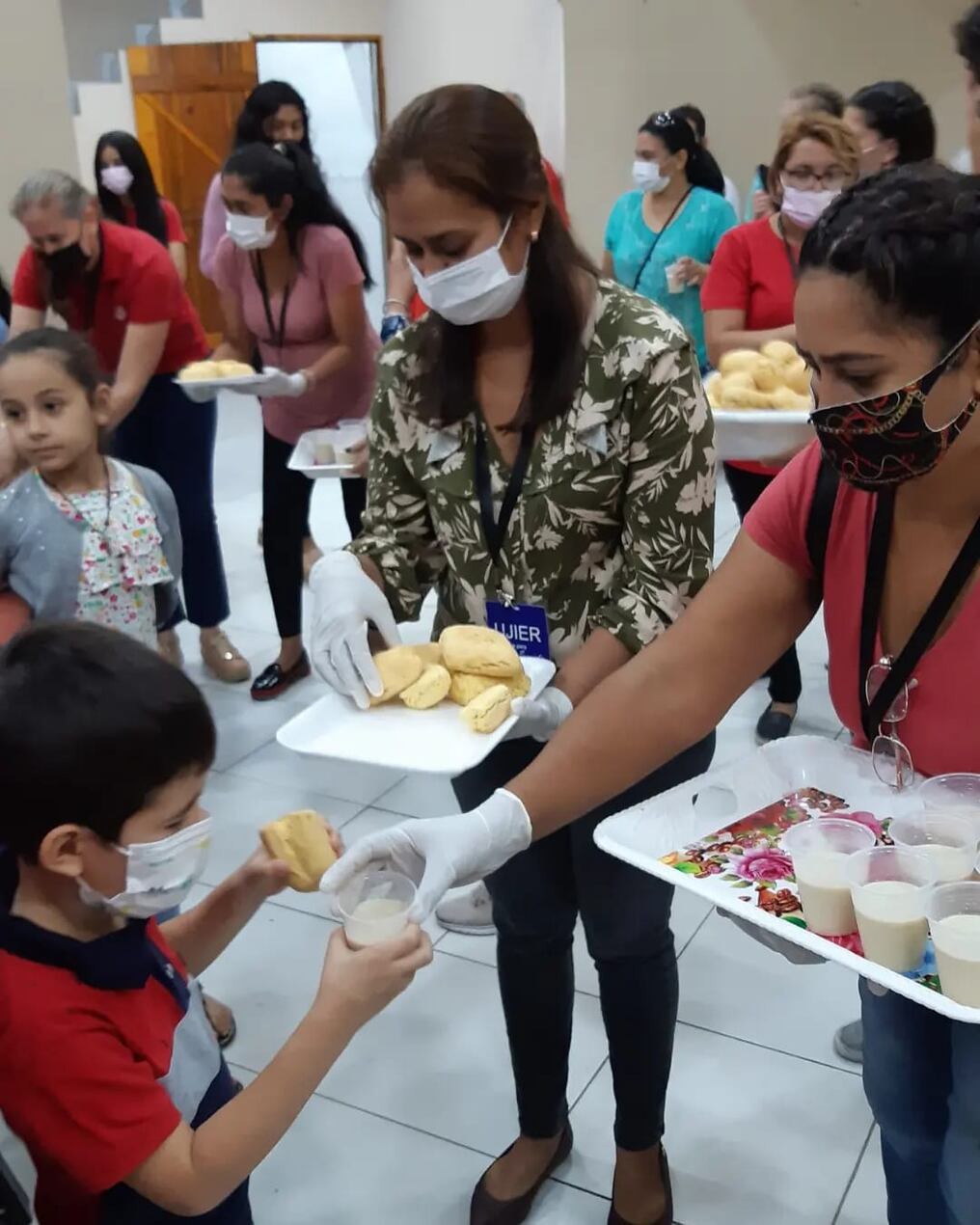 Los miembros de la iglesia compartiendo la tradicional chipa con cocido. Foto: Gentileza.