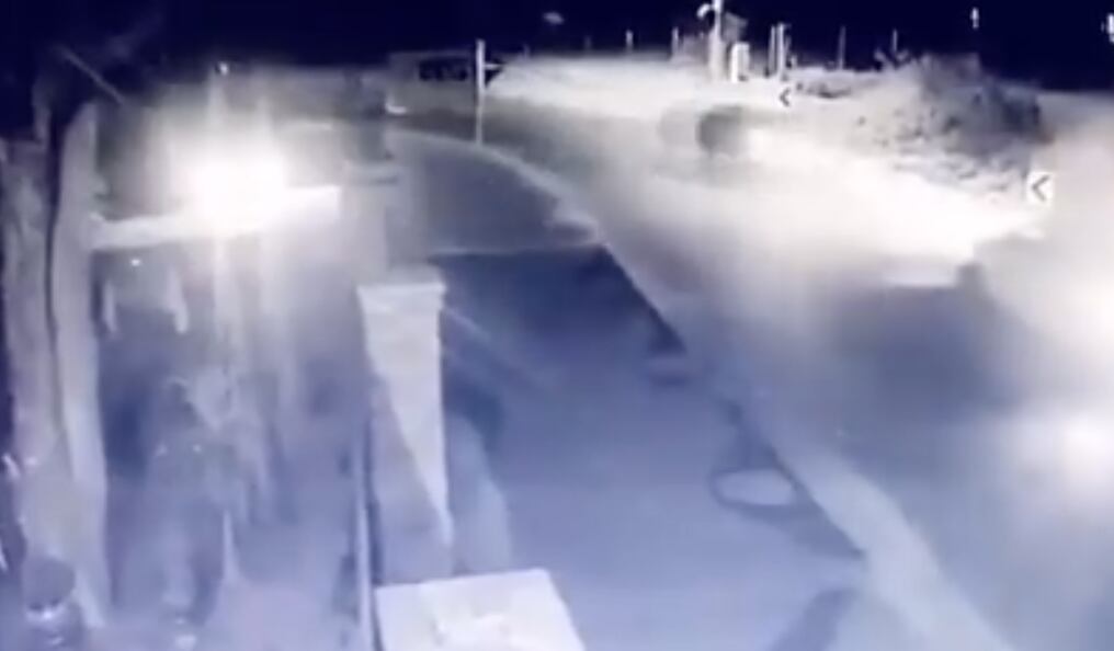El hombre se desplazaba a bordo de su automóvil en compañía de su pareja y sus hijos menores e impactó de forma frontal contra una patrulla policial. Foto: Captura de video