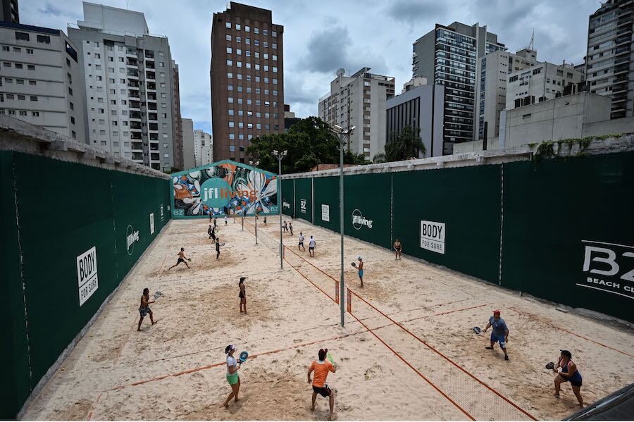 En medio del cemento en San Pablo nacen las canchas de beach tennis, que tuvo un gran crecimiento en los últimos años.FOTO: AFP