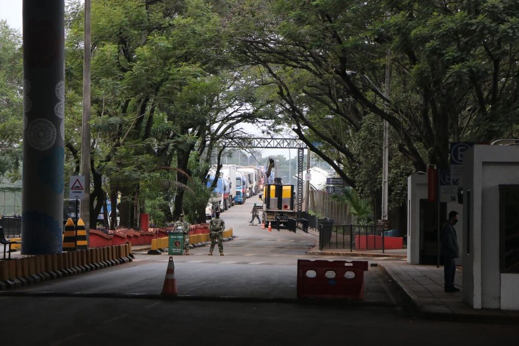 El personal de salud registra a los que ingresan y hacen el testen zona primaria de CDE. Foto: Gustavo Galeano