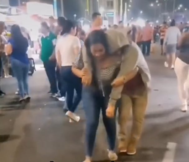 En redes se viralizó el video de una mujer cargando a su novio borracho. Foto: TikTok.