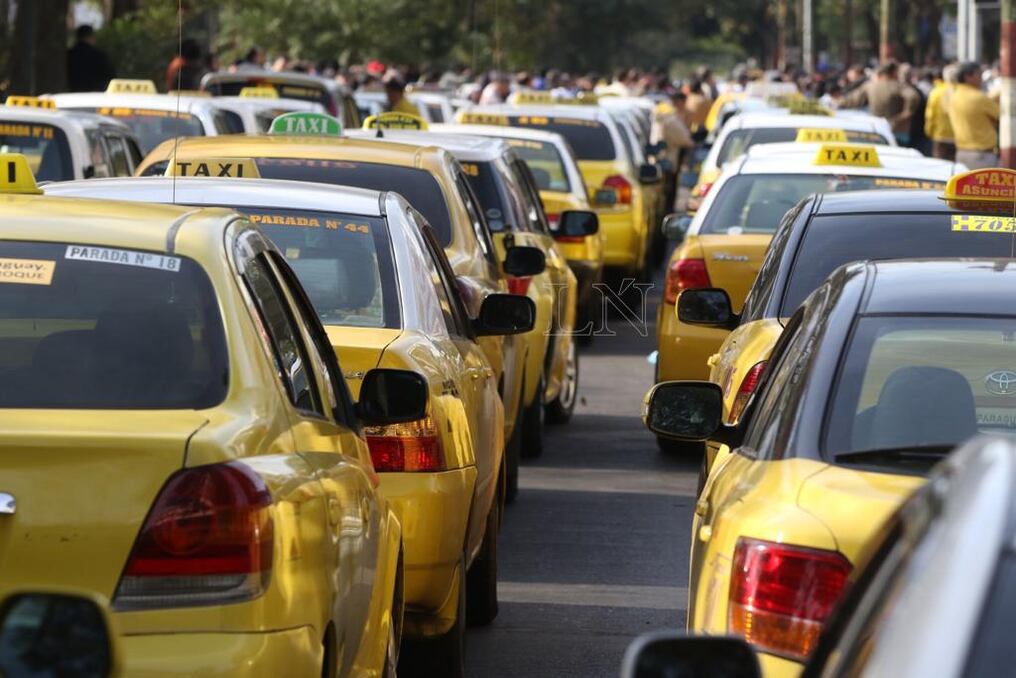 No descartan ir a movilizaciones ante la complicada situación que también afecta a los taxistas. Foto: Pánfilo Leguizamón.