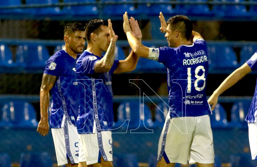 José Verdún (centro) dio la victoria al Danzarín, aquí recibe el saludo de Rodrigo Rojas en un partido complicado para el local.FOTO:EDUARDO VELÁZQUEZ