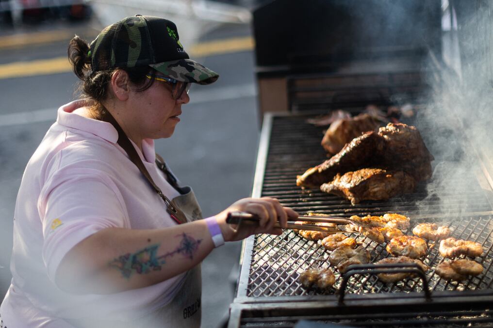 Natalí Suárez Pardo fue la ganadora del Campeonato Federal de Parrilladas en el que compiten representantes de distintas provincias argentinas. Foto: AFP.