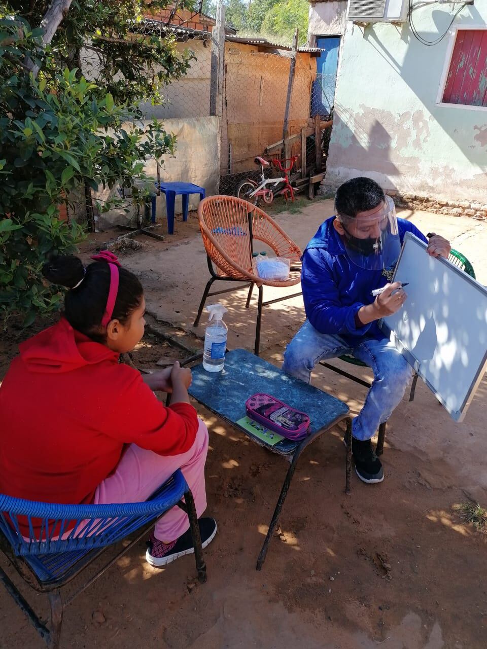 Son miles los maestros que se enfrentan cada día con la enorme dificultad de hacer llegar el aprendizaje en medio de tantas carencias. Foto: Archivo.