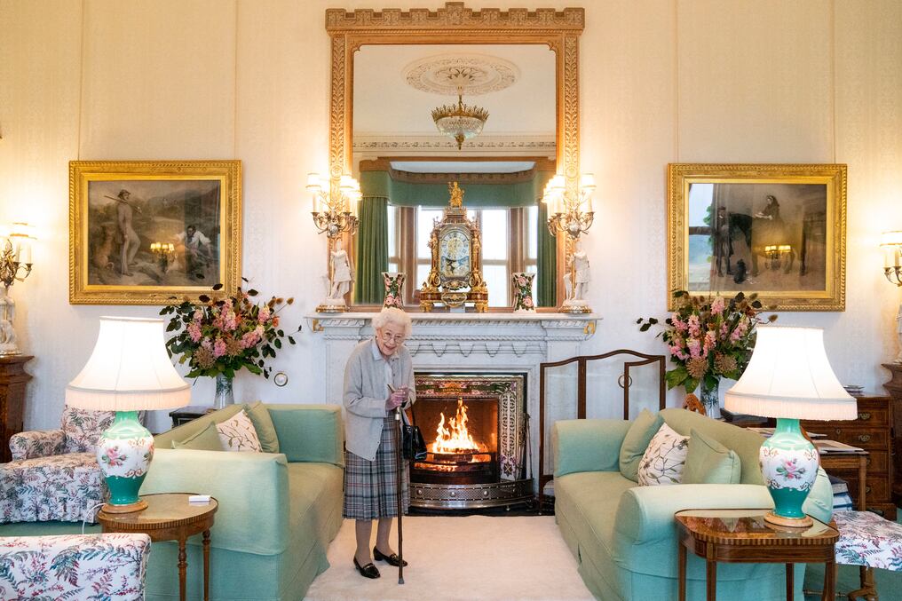 Se la fotografió por última vez el martes de la semana pasada (falleció el jueves) cuando en Balmoral, por primera vez en la historia, había recibido a la nueva primera ministra de Gran Bretaña, Lis Truss. Jane Barlow, la fotógrafa que tomó la última imagen pública de la Reina, dijo: “Estaba frágil, pero de buen ánimo”. “Fue un verdadero privilegio poder tomar esa foto, un honor y un privilegio”, dijo Barlow, quien sostuvo que la mejor foto de ese día fue la reina sola en el salón del emblemático castillo. (foto: AFP)