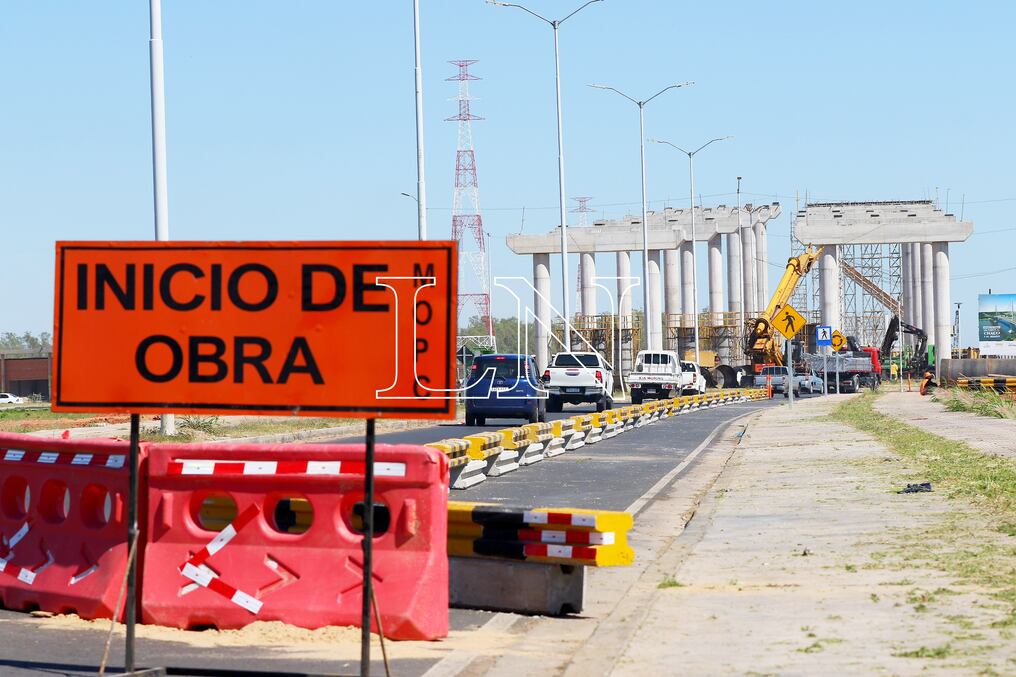 Un carril de la Costanera Norte será clausurado a partir de este lunes ante el montaje de los dinteles que unirán los pilares para el viaducto de acceso al puente atirantado Héroes del Chaco. Foto: Archivo.