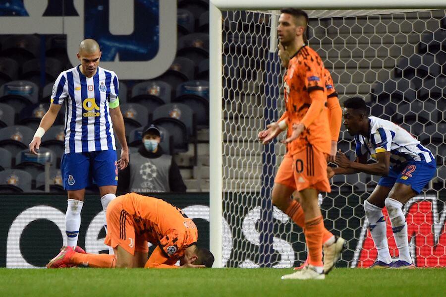 El portugués Cristiano Ronaldo de la Juventus, quien desapareció del partido, sufre en el piso la derrota ante el Oporto por la Liga de Campeones.FOTO:AFP