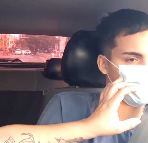Un trabajador de una plataforma de movilidad publicó en TikTok la grabación de la incómoda situación que le tocó con dos pasajeras, que le tocaron el rostro y lo insultaron. Foto: Captura de video.