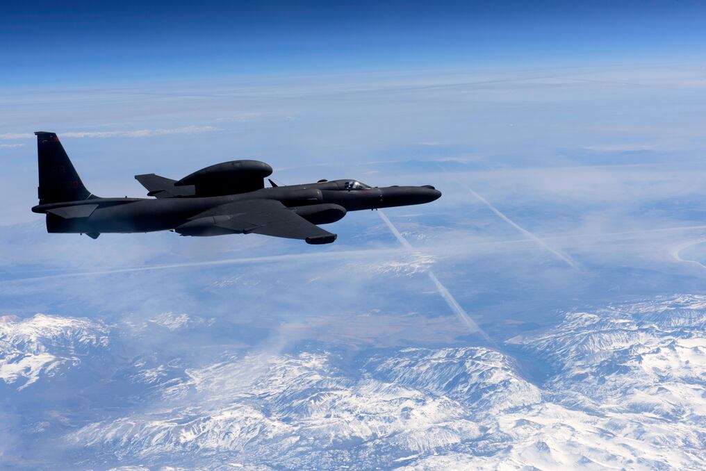 In this March 23, 2016 US Air Force handout photo, a U-2 Dragon Lady flies above the Sierra Nevada Mountain Range, California. - A US pilot was killed and another injured after they ejected from a U-2 spy plane on a training mission in rural California, the Air Force said September 20, 2016. The plane crashed around 9:00 am local time (1600 GMT) shortly after takeoff in an unpopulated area in Sutter, north of state capital Sacramento, the Air Force said. The service had initially said both pilots ejected safely, but later confirmed one was killed. The plane was assigned to the 1st Reconnaissance Squadron at Beale Air Force Base, the facility said on Facebook. (Photo by Staff Sgt. Robert M. TRUJILLO / US AIR FORCE / AFP) / RESTRICTED TO EDITORIAL USE - MANDATORY CREDIT "AFP PHOTO / US AIR FORCE / STAFF SGT. ROBERT M. TRUJILLO" - NO MARKETING - NO ADVERTISING CAMPAIGNS - DISTRIBUTED AS A SERVICE TO CLIENTS