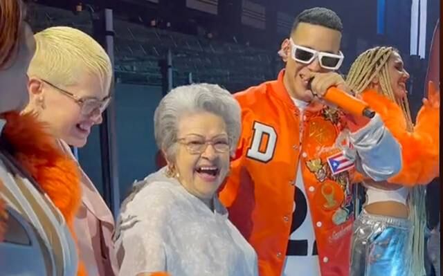 Daddy Yankee hizo bailar a una abuelita al ritmo de "Hot", en su último concierto. Foto: Gentileza.