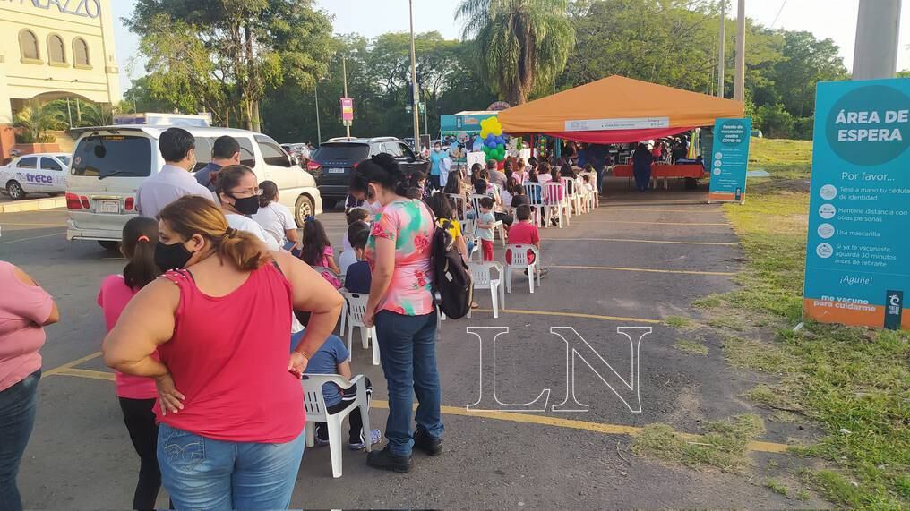 La vacunación en el autódromo Rubén Dumot de la ciudad de Capiatá es de 7:00 a 17:00 para primera, segunda y tercera dosis durante la jornada de hoy domingo. Foto: Archivo.