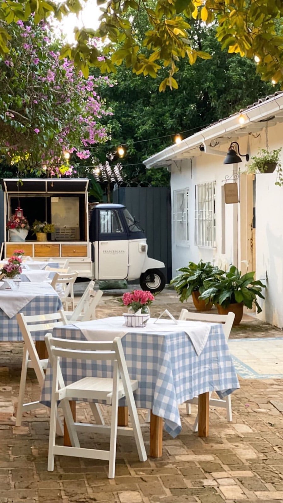 La moto-foodtruck de Francescana, con la que hacían los eventos en un inicio, sigue presente en el nuevo local; es la joya de la corona, y lo que hace que todo se sienta tan acogedor.