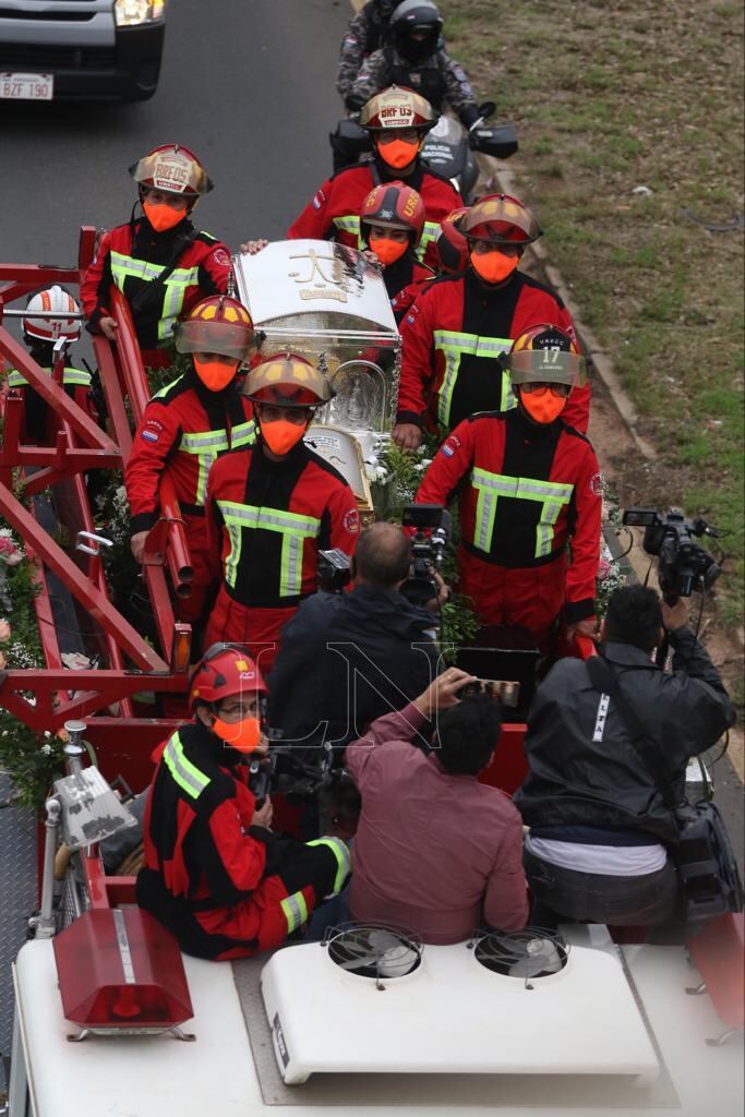 Los restos de Chiquitunga pasean en un carro de bomberos totalmente ornamentado con flores, dignos de una reina que sale a saludar tras ser elegida como la soberana. Foto: Pánfilo Leguizamón.
