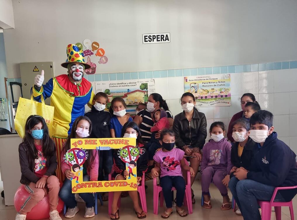 De no tener ningún niño vacunado en el día, tras hacer de payaso y la charla a los padres, el doctor Víctor Gamarra logró que 11 niños sean inmunizados. Foto: Gentileza.