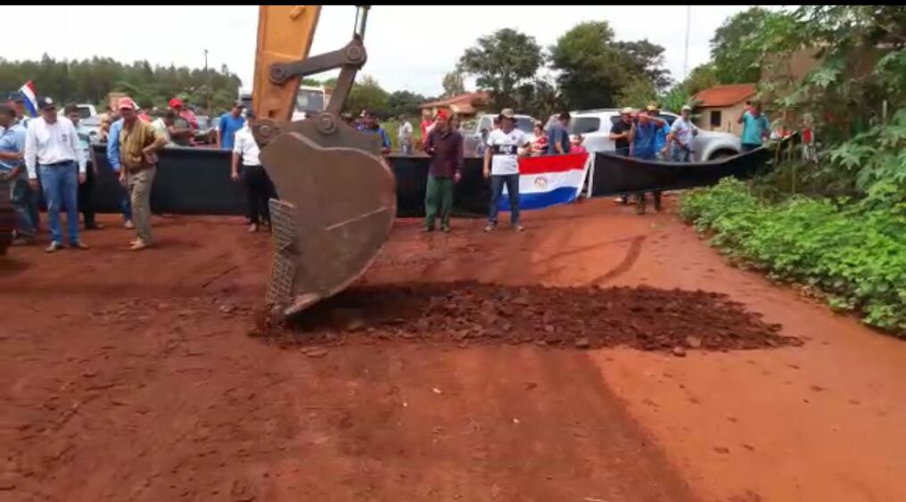 Con una máquina realizan la apertura de una zanja en modo de protesta. Foto: Gentileza.