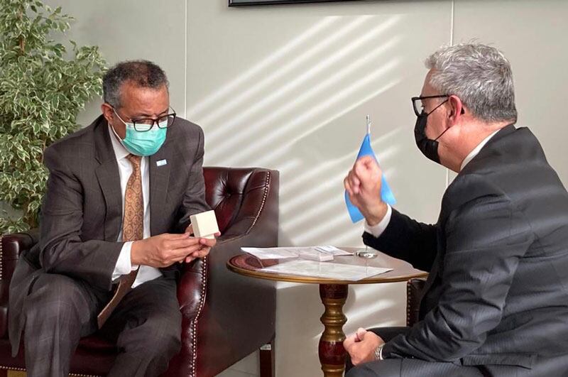 El embajador Marcelo Scappini se entrevistó en Ginebra con el director general de la OMS, Tedros Adhanom. Foto: Gentileza.