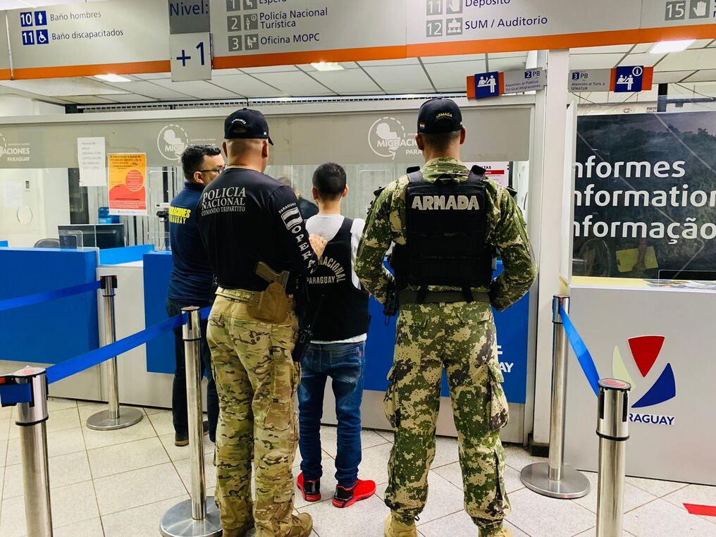Alexssandro Moreira de Brum fue entregado a Brasil por el personal policial de Paraguay. El hombre es considerado como miembro de la facción criminal PCC y estaba recluido en la penitenciaría de Ciudad del Este. Foto: Gentileza.