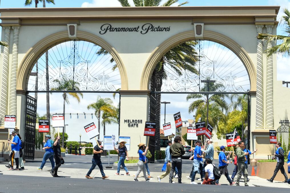 Escritores de cine y televisión en huelga de protesta frente a los estudios de Paramount en Los Ángeles. Foto: AFP