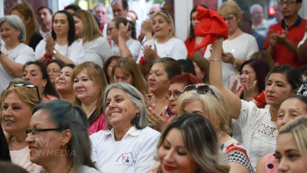 Diversas mujeres destacadas por ser un gran ejemplo de la fortaleza y el sacrificio acudieron al homenaje a la kuña guapa en el PC de la Lista 1. Foto: Jorge Jara.