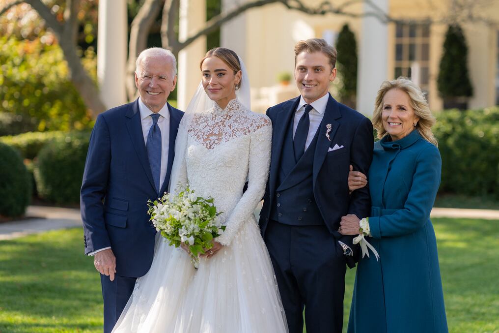 La abogada de 28 años residente en Washington, hija de Hunter Biden, se casó con Peter Neal, de 25, graduado de Derecho, en el Jardín Sur de la mansión a las 11:00 am, en una ceremonia a la que llegaron 250 invitados, según la Casa Blanca. Foto: AFP.