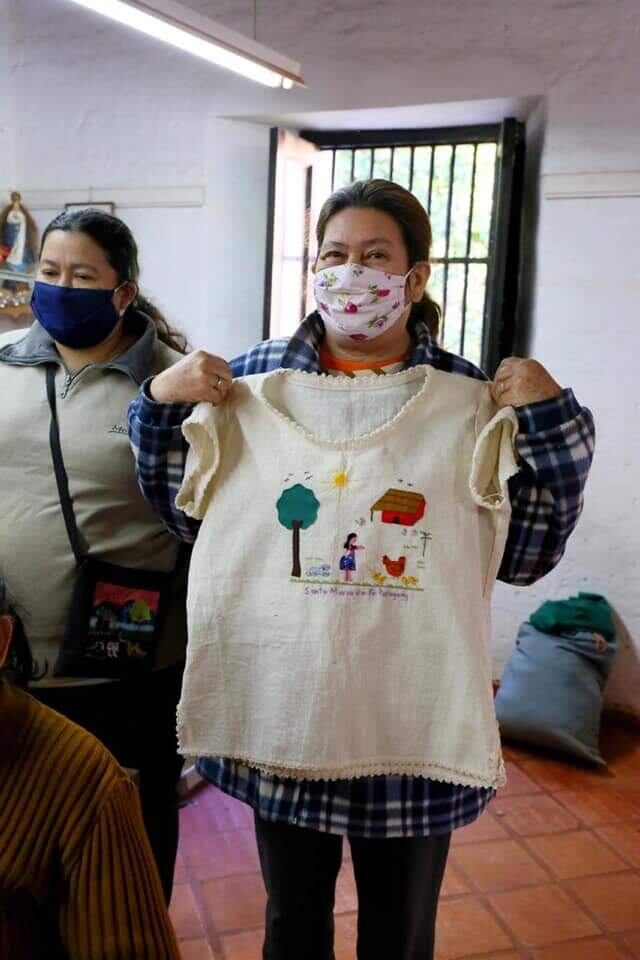 Foto: Las artesanas del taller que aglutina a las mujeres, jefas de hogar confecciona diversos artículos, desde prendas de vestir hasta mochilas. Foto: Gentileza.
