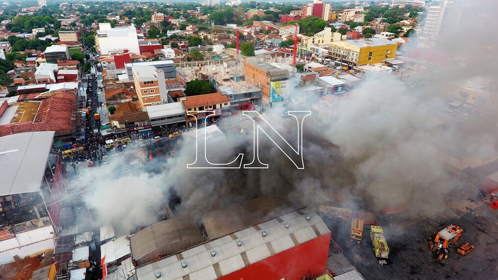 Una gran cantidad de locales y permisionarios afectados en el incendio que se registra este miércoles en el mercado 4 de Asunción. Foto: Pánfilo Leguizamón.