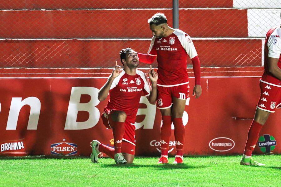 Clementino González (izq.) festeja uno de sus goles con Jorge Sanguina.FOTO:APF