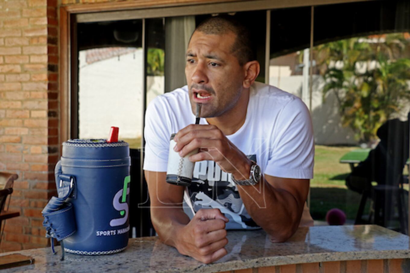 Su compañía inseparable en todos lados, el tereré refrescante que nunca falta.FOTO:NÉSTOR SOTO