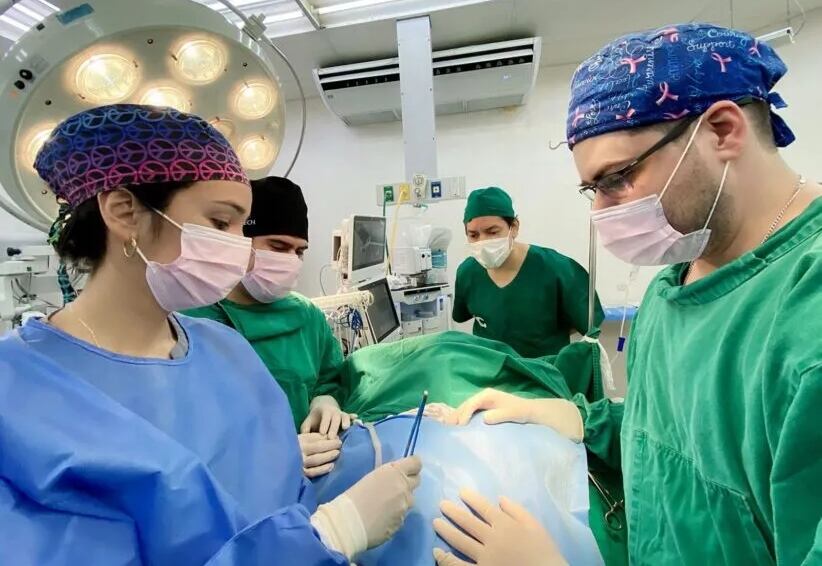 Refieren que existen diversas opciones terapéuticas reparadoras, desde reconstrucciones con implantes hasta elevación de colgajos microquirúrgicos. Foto: Gentileza.