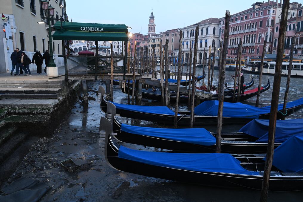 Las tradicionales góndolas de la ciudad italiana quedaron varadas tras el fenómeno que bajo el nivel del agua. Foto: AFP.